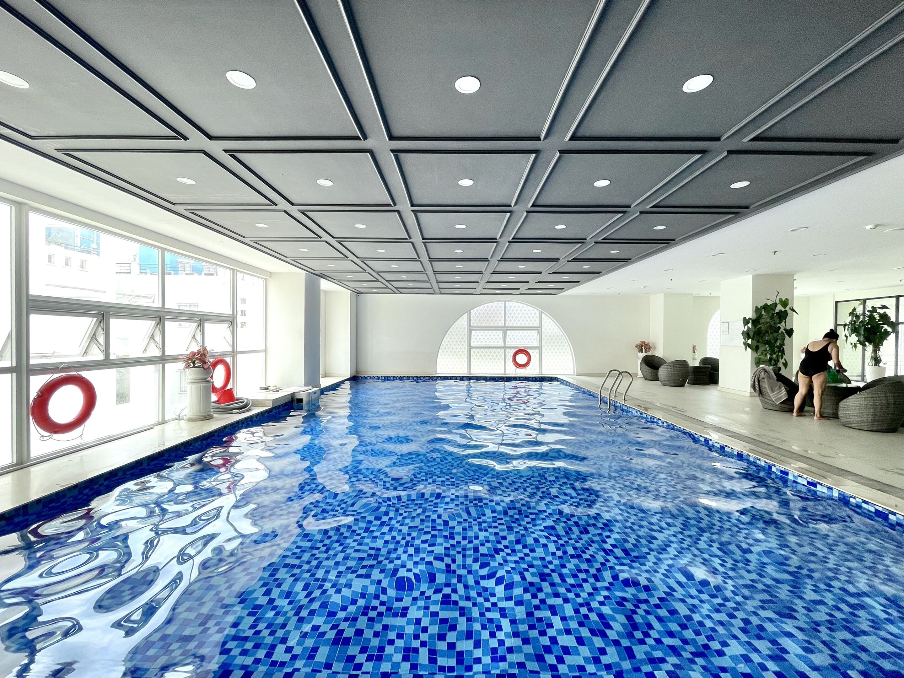 室內游泳池，開放時間為 06:00 至 21:00，提供救生員