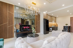 Departamento urbano | Área de sala de estar | Smart TV de 55 pulgadas con canales vía satélite y televisión