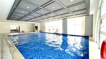 Hồ bơi trong nhà, nhân viên cứu hộ trong khuôn viên