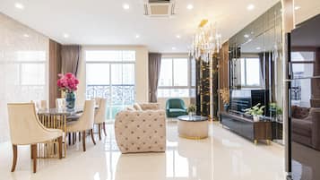 Apartamento City | Zona de estar | Smart TV de 55 pulgadas con canales por satélite, una televisión
