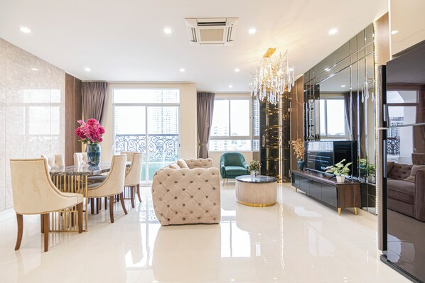 Departamento urbano | Área de sala de estar | Smart TV de 55 pulgadas con canales vía satélite y televisión