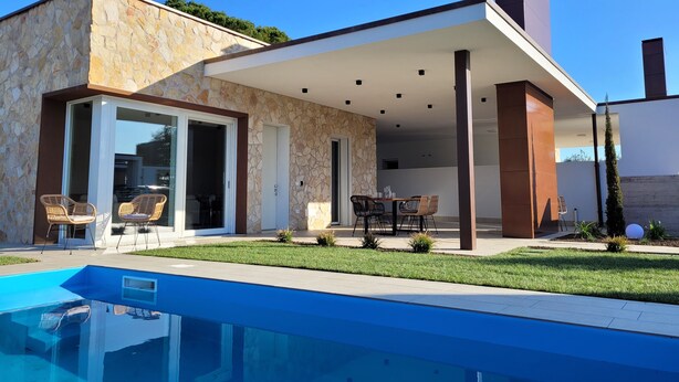 A modern house with a swimming pool, stone exterior, and a covered patio with outdoor furniture. - Villa 'My Lagozise' with Private Pool, Wi-Fi and Air Conditioning (Pacengo)