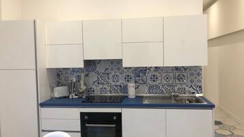 Frigorifero, forno, piano cottura, lavastoviglie