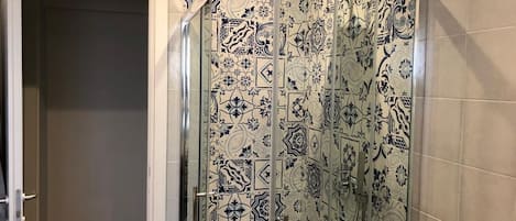 Regadera, secadora de cabello, bidet, toallas