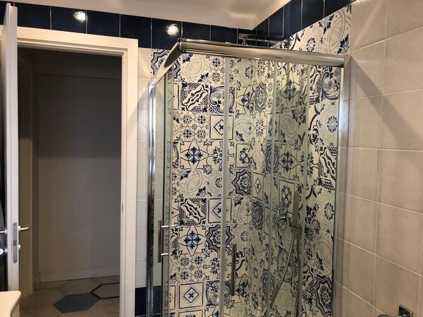 Dusche, Haartrockner, Bidet, Handtücher