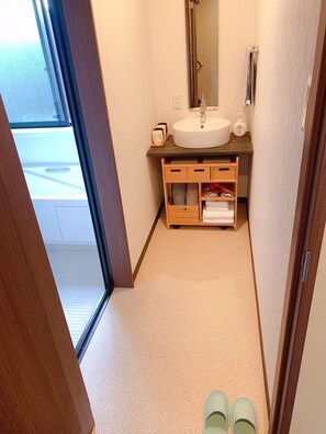 Romantisch huisje | Badkamer | Een bad/douchecombinatie, een haardroger, badjassen, pantoffels