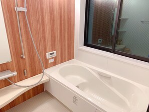 Cabana romântica | Banheiro | Chuveiro/banheira combinados, secador de cabelo, roupões de banho 