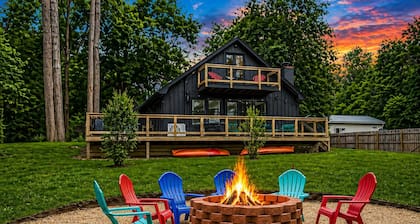 Waterfront Renovated Modern A-Frame Hot Tub Game Room Kayaks