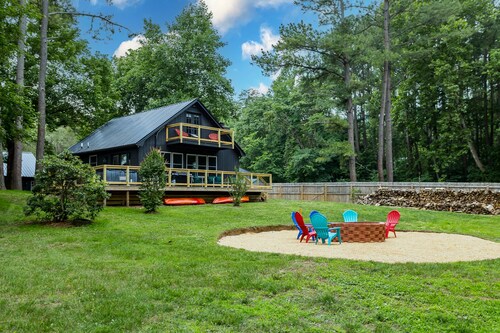 Waterfront Renovated Modern A-Frame Hot Tub Game Room Kayaks