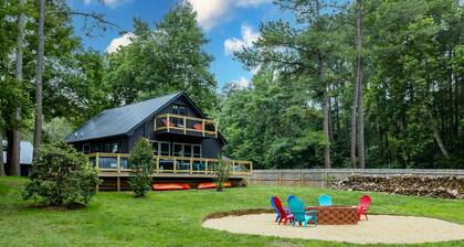 Waterfront Renovated Modern A-Frame Hot Tub Game Room Kayaks