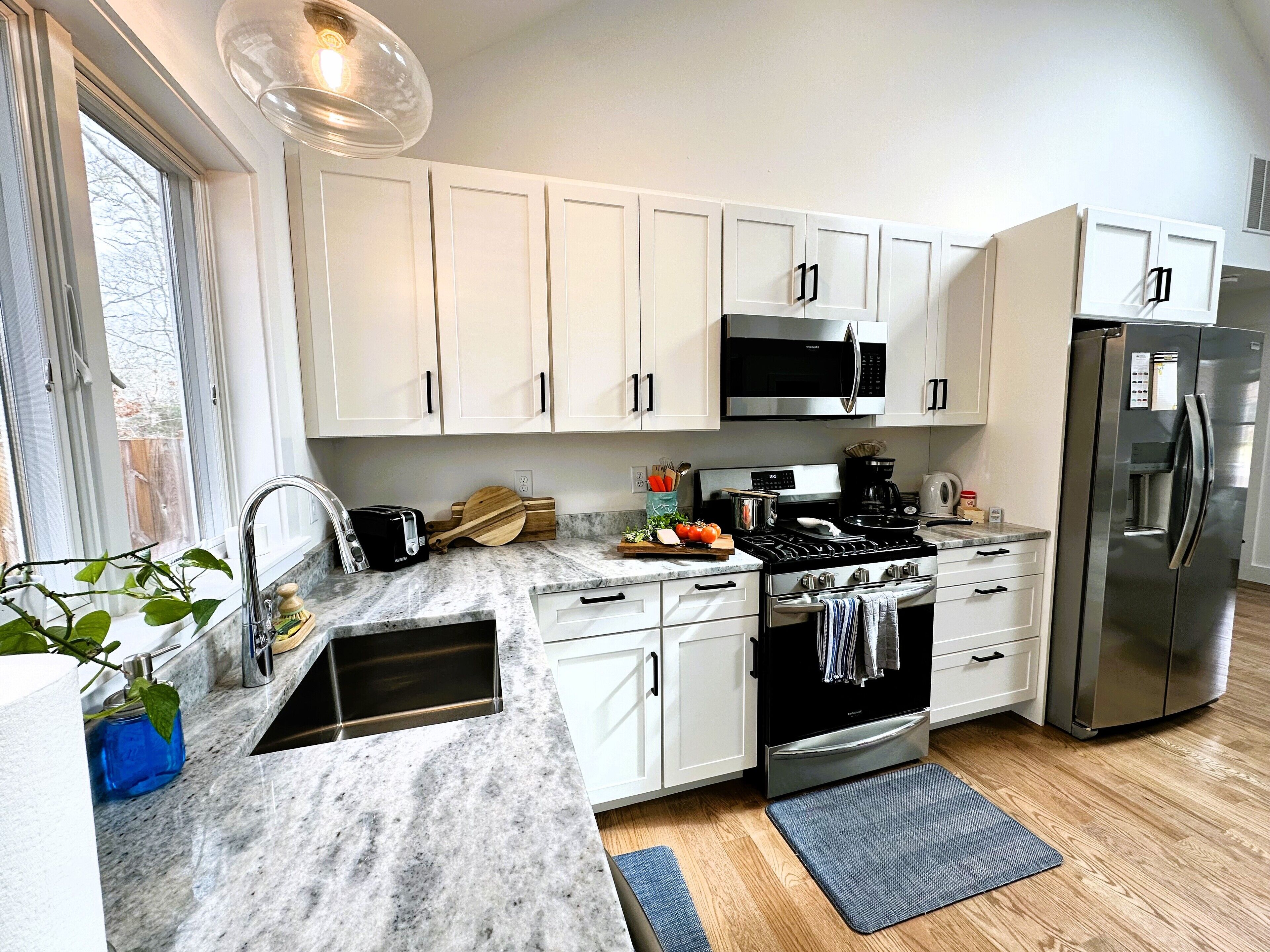 Refrigerador, microondas, horno y parrilla de estufa 