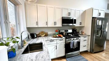 Refrigerador, microondas, horno y parrilla de estufa