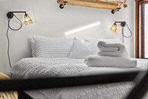 Fer et planche à repasser, lit parapluie, Wi-Fi gratuit, draps fournis