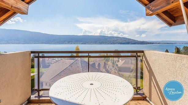 A balcony with a view of a lake and mountains. - Le Chapitre - Apartment T4 (Veyrier-du-Lac)