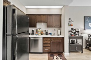 Køleskab, mikrobølgeovn, ovn, kogeplade