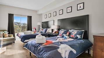 1 chambre, bureau, fer et planche à repasser, lit parapluie