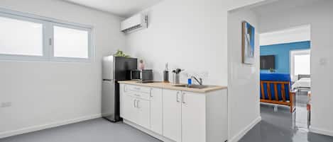 Refrigerador, microondas, parrilla de estufa y cafetera y tetera