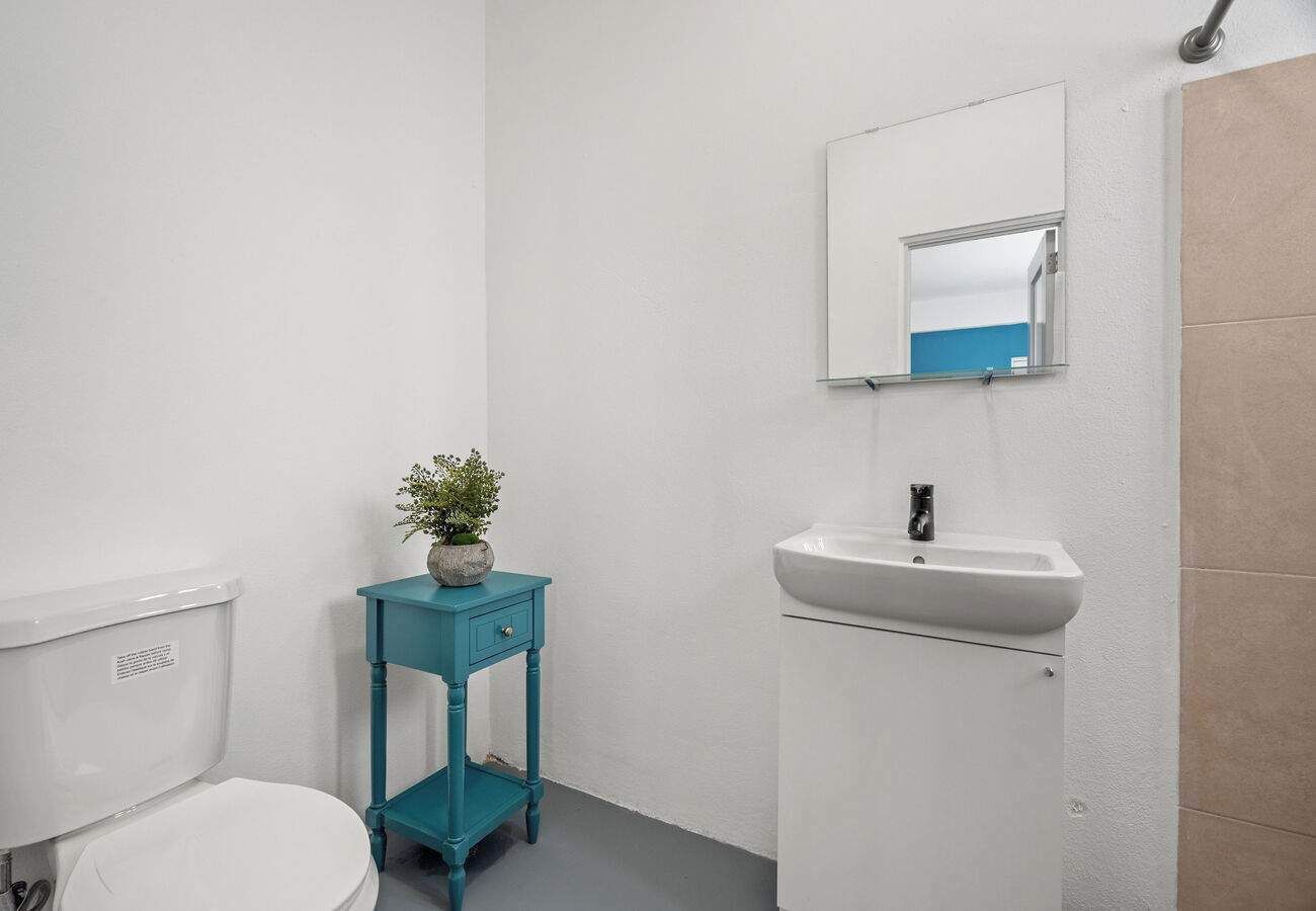 Ein Badezimmer mit Toilette, Waschbecken und Spiegel.