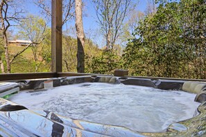Outdoor spa tub - Bear Walk, Relax on the Toccoa River (Mineral Bluff)