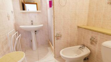 Dusche, Haartrockner, Bidet, Handtücher