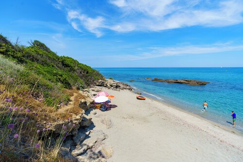 2-Bedroom Apartment 100m from the Beach - Private Terrace - Fiber Wi-Fi - A/C