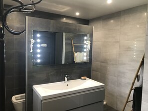 Shower, hair dryer, towels, soap - Villa 10 à 12 Personnes Avec Piscine à 10 min de la Plage (Elne)