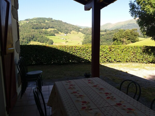 Outdoor dining - Gîte Campagne Randonnée Reposant (Uhart-Cize)