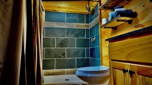 Toallas, jabón, shampoo, papel de baño 