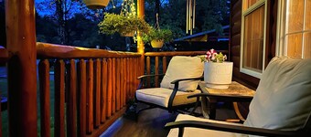 Mossy at Forest Villas: Private Axe Pit, Swing Fire Pit & Pergola Retreat