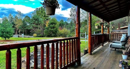 Mossy at Forest Villas: Private Axe Pit, Swing Fire Pit & Pergola Retreat