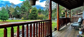 Mossy at Forest Villas: Private Axe Pit, Swing Fire Pit & Pergola Retreat