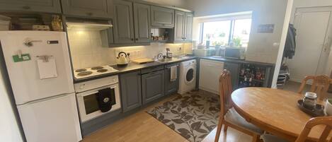 冷蔵庫、電子レンジ、オーブン、コンロ