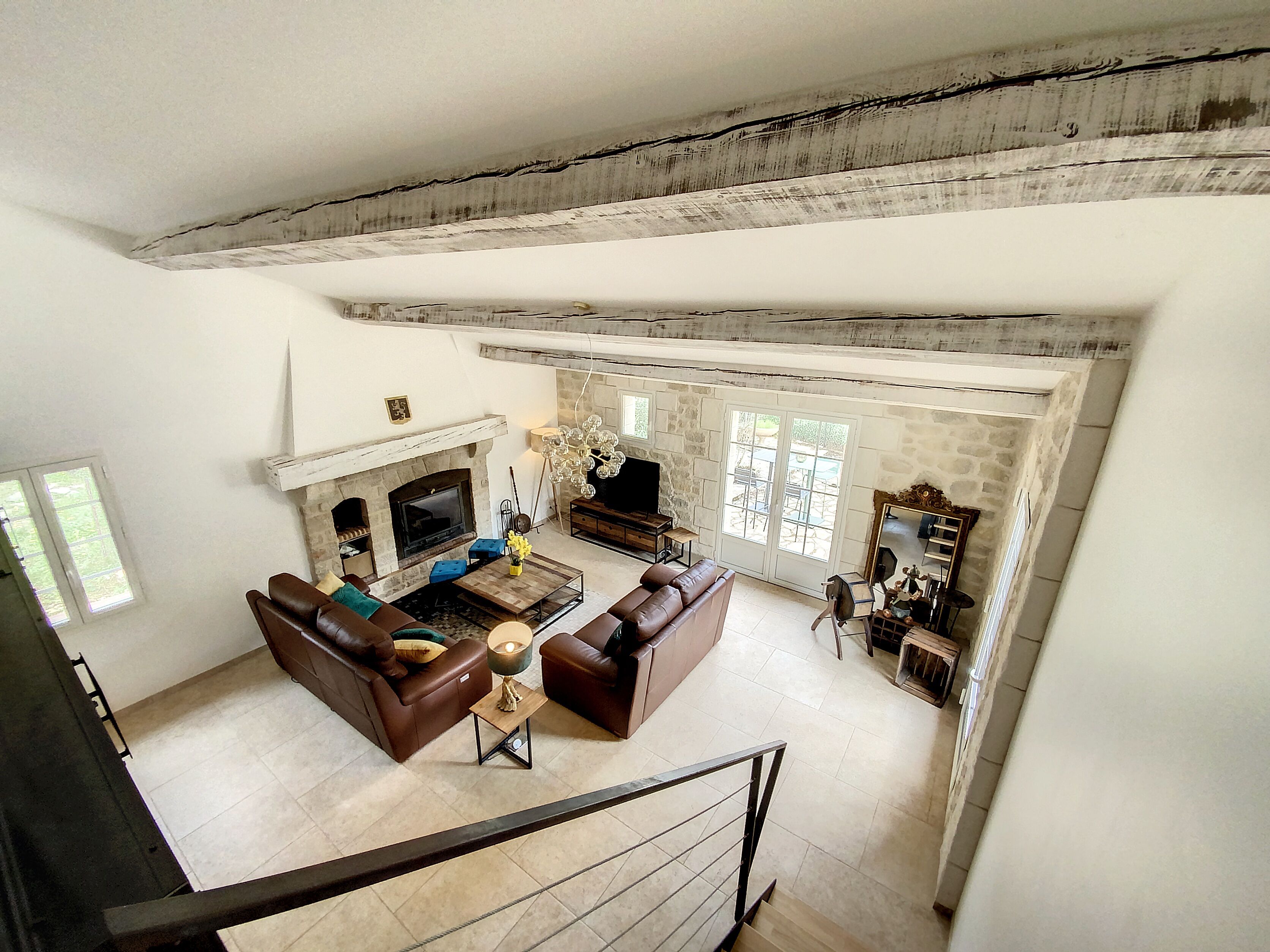 Smart-tv, een open haard, een dvd-speler en een tafeltennistafel