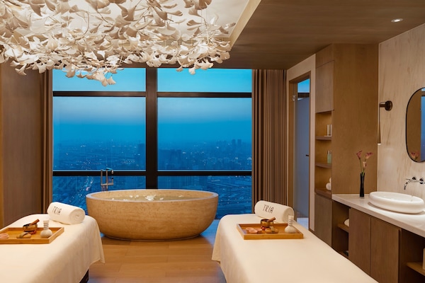 Behandelingskamers voor koppels, een sauna, een stoombad