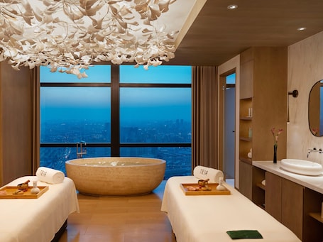 Couples treatment room(s), sauna, steam room, body treatments. MGM Shanghai West Bund