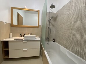 Dusche, Haartrockner, Bidet, Handtücher
