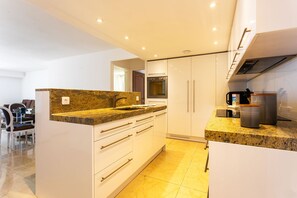 Kühlschrank, Mikrowelle, Ofen, Geschirrspüler