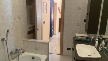 Dusche, kostenlose Toilettenartikel, Haartrockner, Bidet