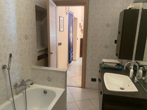 Dusche, kostenlose Toilettenartikel, Haartrockner, Bidet