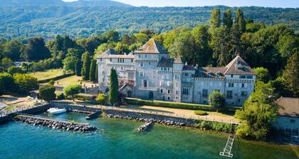 Cabana & Nuit de ChaÌteau au bord du Lac LeÌman