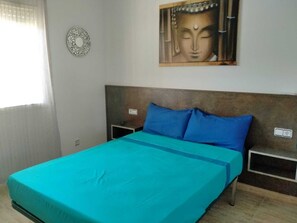 2 quartos, ferros/tábuas de passar roupa, berço de viagem