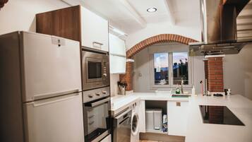 Réfrigérateur, micro-ondes, four, plaque de cuisson