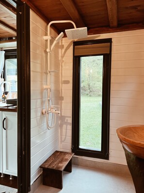 Comfort-Ferienhütte, 1 Doppelbett, Bergblick, zum Garten hin | Badezimmer | Dusche, Regendusche, Haartrockner, Hausschuhe