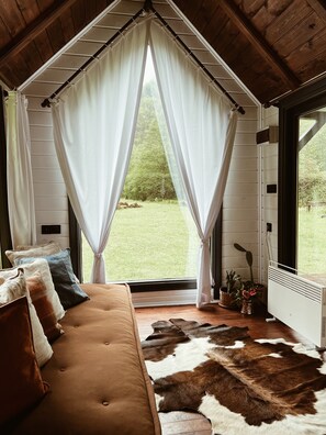 Comfort-Ferienhütte, 1 Doppelbett, Bergblick, zum Garten hin | Wohnbereich | 24-Zoll-Smart-TV mit Digitalempfang, Fernseher