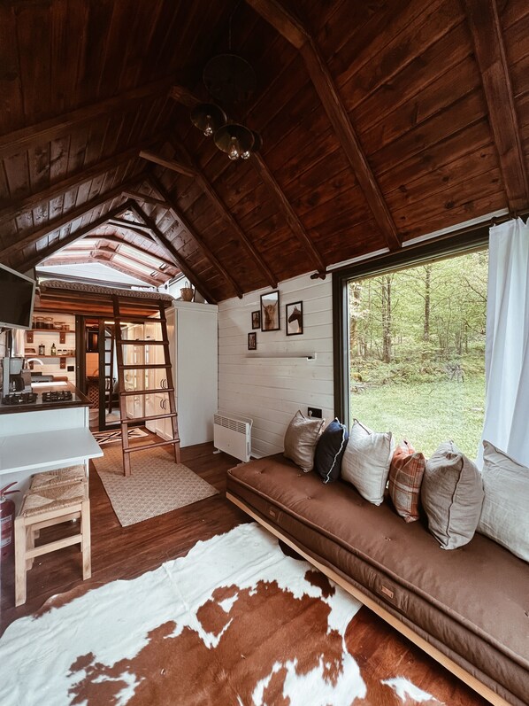 Comfort-Ferienhütte, 1 Doppelbett, Bergblick, zum Garten hin | Wohnbereich | 24-Zoll-Smart-TV mit Digitalempfang, Fernseher