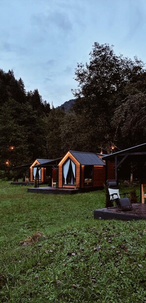 Comfort-Ferienhütte | Wohnbereich | 24-Zoll-Smart-TV mit Digitalempfang, Fernseher