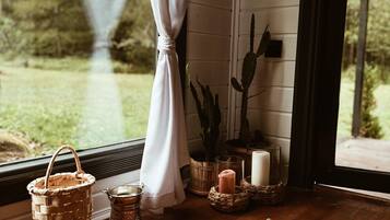 Schreibtisch, laptopgeeigneter Arbeitsplatz, Bügeleisen/Bügelbrett