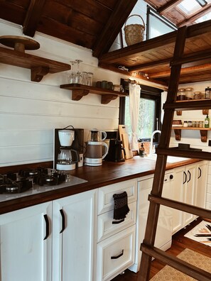 Comfort-Ferienhütte, 1 Doppelbett, Bergblick, zum Garten hin | Eigene Küche | Großer Kühlschrank, Herdplatte, Geschirrspüler, Toaster