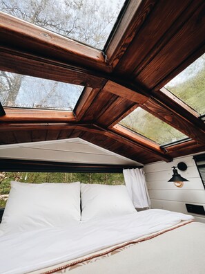 Comfort-Ferienhütte, 1 Doppelbett, Bergblick, zum Garten hin | Schreibtisch, laptopgeeigneter Arbeitsplatz, Bügeleisen/Bügelbrett