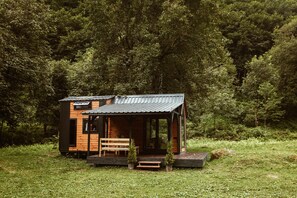 Comfort-Ferienhütte | Wohnbereich | 24-Zoll-Smart-TV mit Digitalempfang, Fernseher